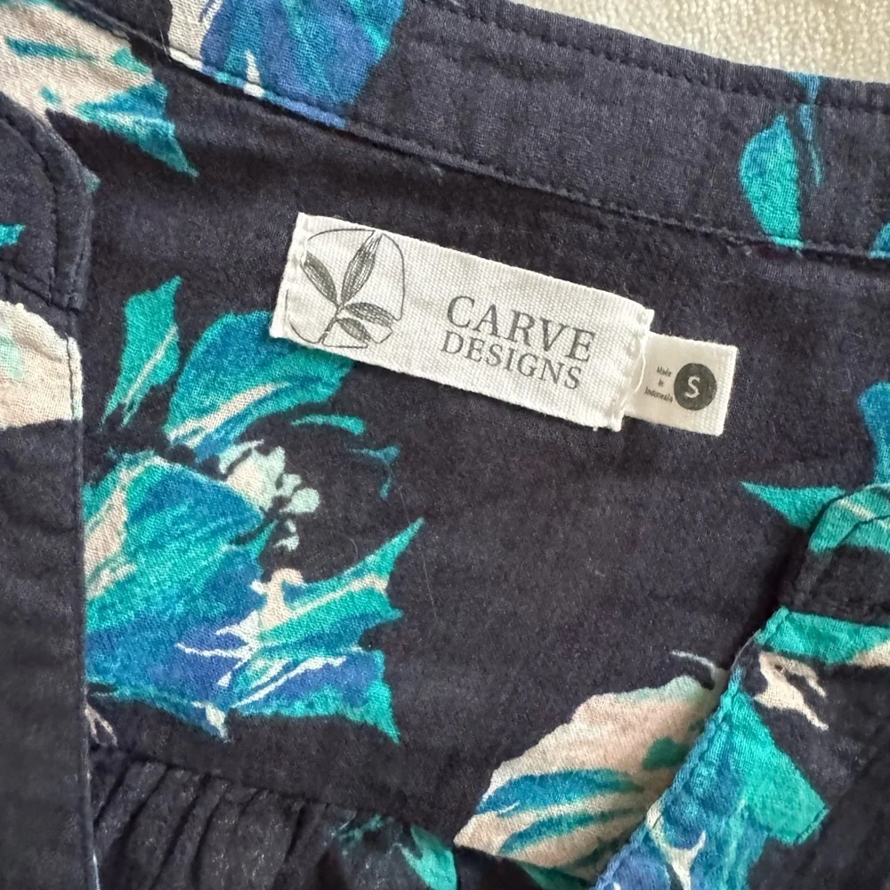 Carve Designs Teal and White Floral Top - Picture 3 of 3